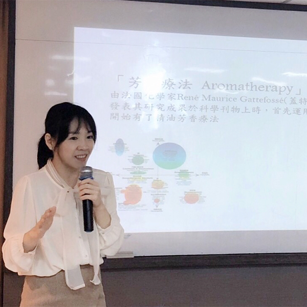 聽聽芳香~~ 熱愛芳療也曾擔任芳療講師的Evelyn  TWAA台灣芳療協會 圖片來源：受訪者提供